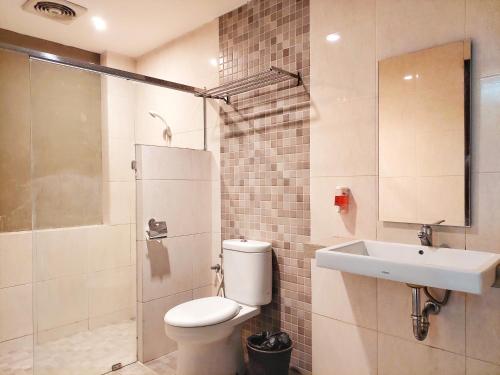玛琅辛塔旅馆的浴室配有卫生间、盥洗盆和淋浴。