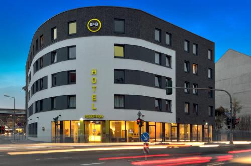 爱尔福特B&B HOTEL Erfurt-Hbf的街道拐角处的建筑物