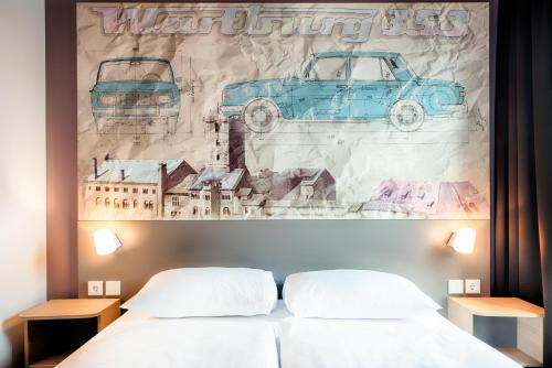 艾森纳赫B&B Hotel Eisenach的卧室配有一张床,汽车画