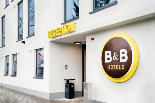 班贝格B&B Hotel Bamberg的带有bb酒店标志的建筑