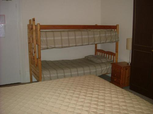St Clements萨拉塔客舍的一间卧室配有两张双层床和一张床