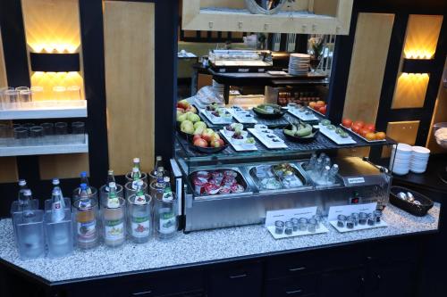 纽伦堡大道酒店的柜台上的自助食品和饮料