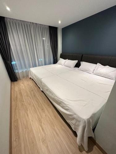 Kelebang BesarCT HOME83Stay - Klebang Beach Melaka的卧室里一张大白色的床,卧室里设有蓝色的墙壁