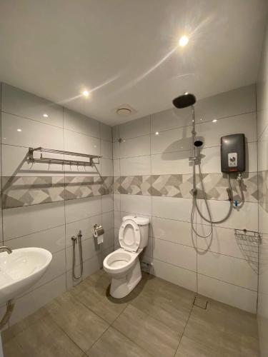 Kelebang BesarCT HOME83Stay - Klebang Beach Melaka的带淋浴、卫生间和盥洗盆的浴室