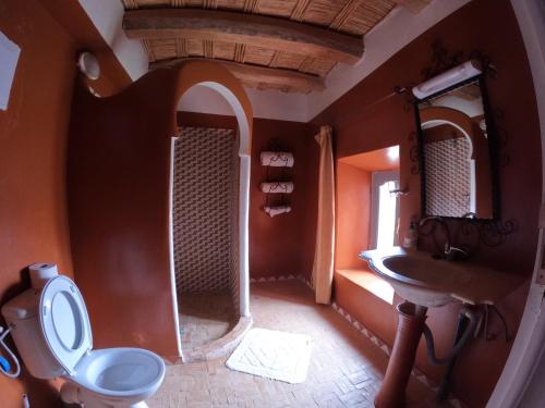 Aït Ben AliCitadelle Gorges的一间带卫生间和水槽的浴室