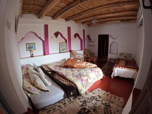 Aït Ben AliCitadelle Gorges的一间卧室,配有两张床