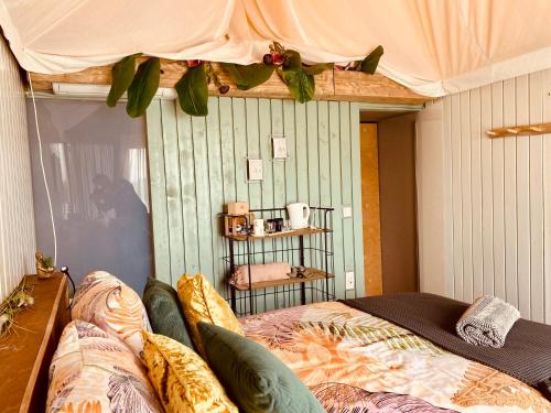 HeerewaardenLuxury Suite的一间卧室配有一张带天蓬的床