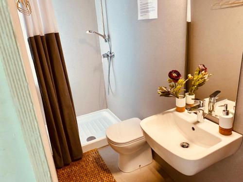 HeerewaardenLuxury Suite的浴室配有卫生间、盥洗盆和淋浴。