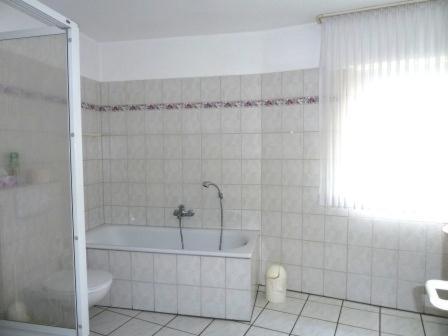 利普施塔特克鲁森霍夫酒店的白色的浴室设有浴缸和卫生间。