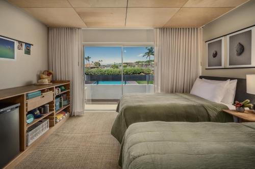 科纳PACIFIC 19 Kona的酒店客房设有两张床和窗户。