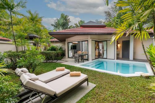 奈扬海滩Dewa Phuket Resort & Villas的一个带游泳池和别墅的后院