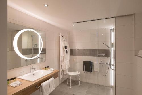 巴特格里斯巴赫圣沃尔夫冈酒店的一间带水槽和淋浴的浴室