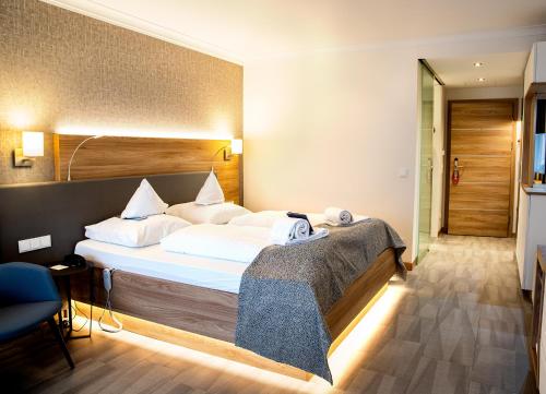 巴特格里斯巴赫圣沃尔夫冈酒店的卧室配有带白色枕头的大床