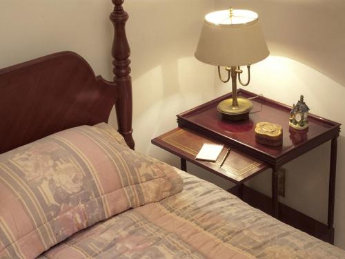 里约热内卢莱布隆公寓，巴西之最的一间卧室配有一张床和一张带台灯的桌子