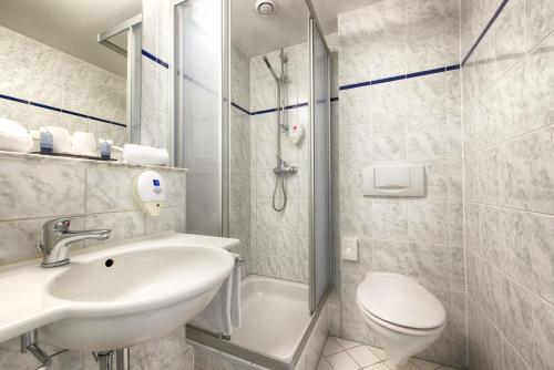 柏林柏林市美森怡居酒店的一间带水槽、卫生间和淋浴的浴室