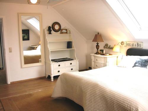 海利根港Quarterdeck61的卧室配有白色的床和镜子