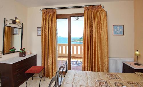 斯特尼瓦拉阿奥索斯Sossinola的一间卧室设有一张床和一个美景窗户。