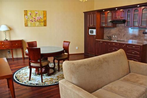 卡罗维发利萨多瓦公寓的客厅配有沙发和桌椅