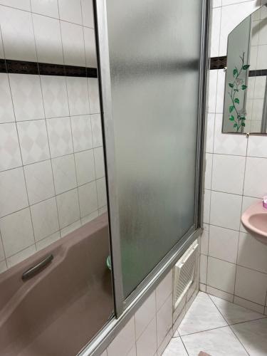 卡萨布兰卡اقامة ربيعة的浴室里设有玻璃门淋浴