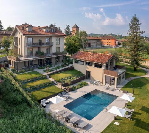VerdunoAgriturismo Speziale Wine Resort的享有带游泳池的房屋的空中景致