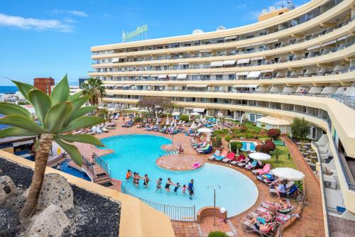 阿德耶圣玛丽亚赫维玛酒店的享有酒店空中美景,设有游泳池
