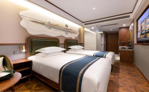 北京北京时光漫步S酒店（北京央视店）的一间卧室配有两张床、一张桌子和一台电视。