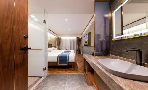 北京北京时光漫步S酒店（北京央视店）的一间带水槽和床的浴室