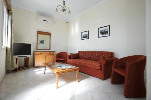 提诺斯Tinos View Apartments的客厅配有沙发和桌子