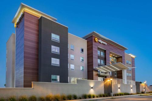 加尔维斯敦La Quinta Inn & Suites by Wyndham Galveston North at I-45的酒店前方的 ⁇ 染