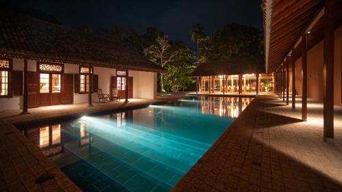 坦加拉Maya Tangalle的夜间在度假村的游泳池