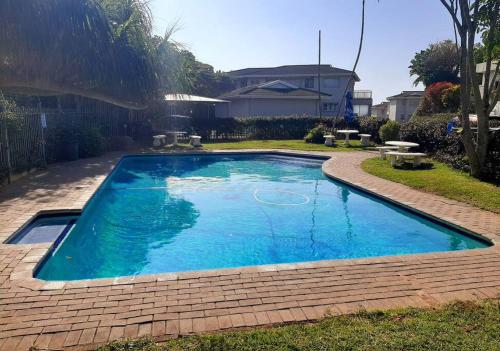 谢普斯敦港Umkhomo Place, Mangrove Beach Estate的庭院里的一个蓝色海水游泳池