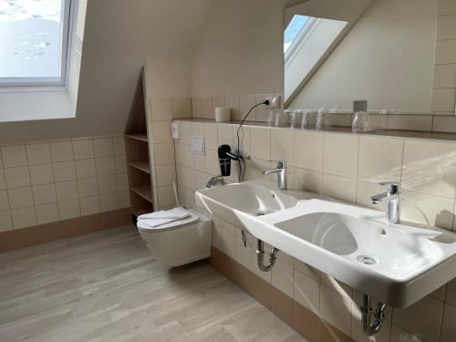 奥斯特巴德里克Feriendorf Rerik的一间带水槽、镜子和卫生间的浴室