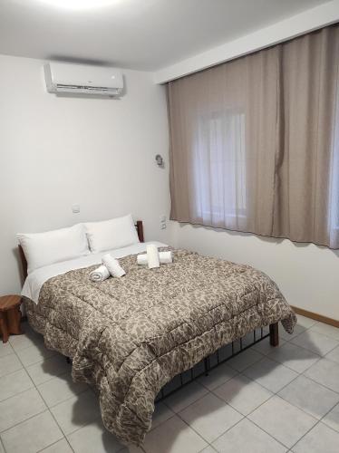 卡斯特拉基翁panos hause的一间卧室配有一张床,上面有两条毛巾