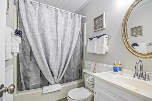 默特尔比奇Waipani A-18的白色的浴室设有淋浴帘和水槽