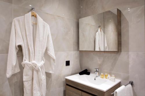 雅典La Residence Athens的白色的浴室设有水槽和镜子