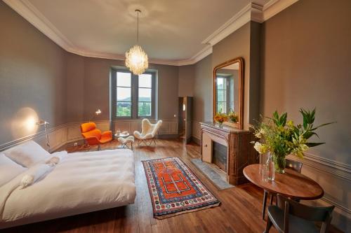 LagardeChâteau de Sibra的一间卧室配有一张床、镜子和一张桌子