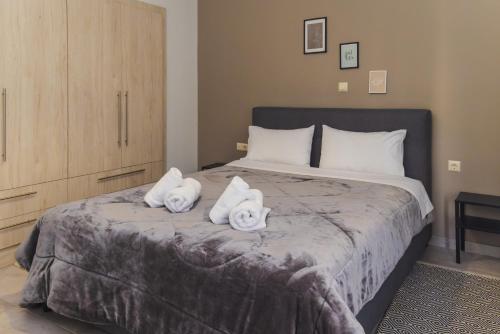 卡拉马塔P&K LUXURY APARTMENTS 2的一间卧室配有带毛巾的床