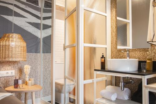 塞维利亚room Select Tetuán的一间带水槽和淋浴的浴室