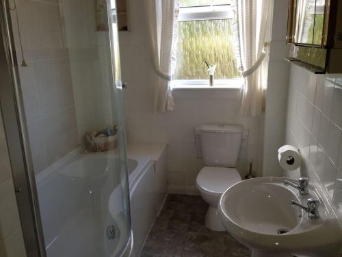 布罗德福德Dunmara: Self Catering Cottage on the Isle of Skye的浴室配有卫生间、盥洗盆和淋浴。