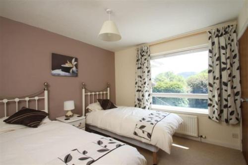 布罗德福德Dunmara: Self Catering Cottage on the Isle of Skye的卧室设有两张床,带窗户