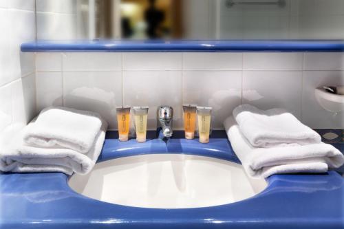 格里莫SOWELL Family Port Grimaud的浴室配有带毛巾和杯装啤酒的浴缸。