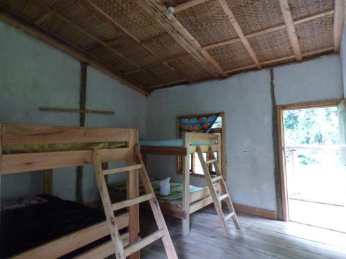 RubuguliNshongi Camp的客房设有两张双层床和一扇窗户。