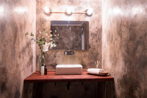 侯斯普瑞特Sunbirds Oasis Lodge的一间带水槽和镜子的浴室
