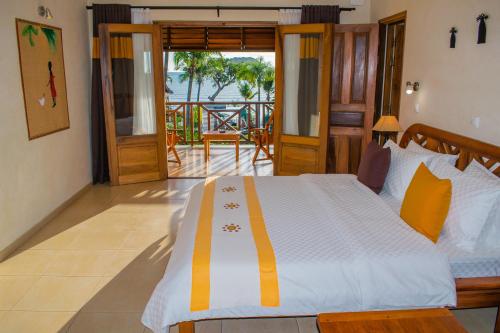 Ambaro瓦尼拉酒店及水疗中心的一间卧室设有一张床,享有海景