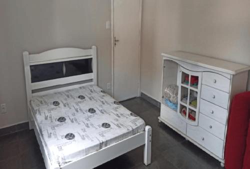 沃尔塔雷东达Apto(3) mt bem localizado, simples mas com tudo的一间小卧室,配有一张床和一个梳妆台
