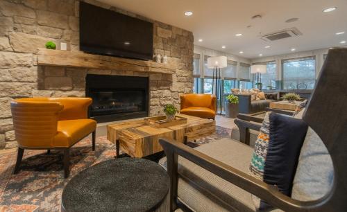 帕克城Multi Resorts at Lift Lodge的带沙发和壁炉的客厅
