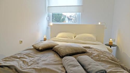 科普里夫尼察Apartment No15的床上的床上有枕头