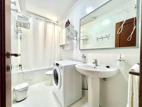 圣克鲁斯-德特内里费Three bedroom apartment in center of Santa Cruz with Wifi and parking place的白色的浴室设有洗衣机和水槽。