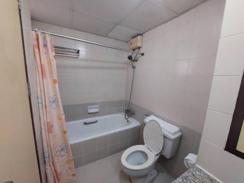 曼谷珍宝多酒店 的一间带卫生间和浴缸的小浴室