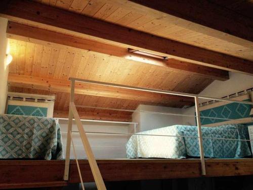 阿尔盖罗El Dorado Luxury Apartment的带木天花板的客房设有两张双层床。